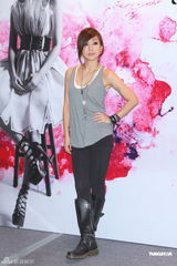 组图：林忆莲红馆个唱落幕 感谢歌迷一路陪伴