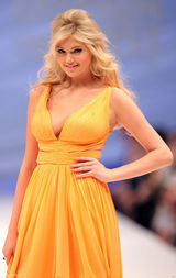 组图：凯特-阿普顿墨西哥走秀 深V裙巨波荡漾