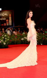 高清图：电影《白蛇传说》威尼斯电影节首映红毯