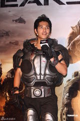 组图：蓝正龙穿铠甲做代言 为新戏勤健身练腹肌