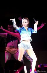 组图：蔡依林开唱爆乳露底 体操舞劈腿撅臀