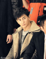 组图：吴奇隆出席品牌活动现场卖萌小动作不断