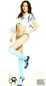 组图：性感女郎化身足球宝贝助阵希腊队