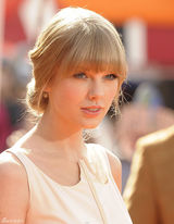 组图：斯威夫特和埃夫隆宣传新片亲密拥吻