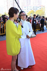 组图：杨丽萍再任评委 中式长卦配花边框镜搞怪