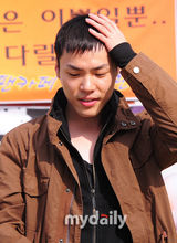 组图：韩国歌手辉星正式入伍 太真儿金泰宇送行