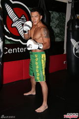 组图：三男模赤膊上阵变拳击手 宣传半裸写真