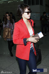 组图：少女时代等赴巴黎出演《音乐银行》亮相机场