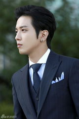 组图：郑容和《未来的选择》展富二代高傲气场