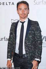 组图：阿德里安亮相晚宴 斯万克蕾丝礼服惊艳