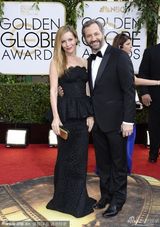 组图：美国导演贾德-阿帕图携妻出席金球奖红毯