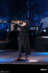 组图：小红莓乐队三度来台开唱 李心洁夫妇现身