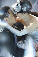 高清图：Selina再曝甜蜜婚纱照 与阿中甜蜜相拥