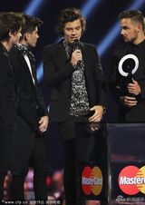 组图：单向乐队获全球成功奖 五子现场调戏奖杯