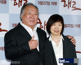 组图：韩国演员朱铉艺秀晶出席电影《偕老》首映