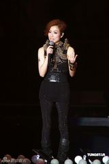 罗志祥个唱与两性感女郎热舞 热拥郑秀文(组图)