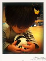 组图：Kimi成长全纪录 和妈妈啃饼干跟爸爸学车