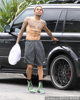 组图：克里斯竖中指挑衅 脱衣秀纹身自摸下体