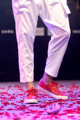 高清：何润东打造MV情感大片 亲手设计情侣内裤