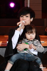 高清组图：何韵诗不改帅气风格 蘑菇头中性开唱