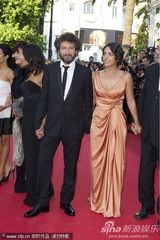 高清组图：《女人之源》首映 吕克-贝松吻娇妻抢镜