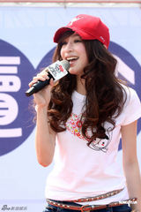 组图：王心凌撇绯闻做公益 带小朋友开心过节