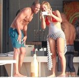 组图：碧昂斯游艇庆32岁生日 与老公跳水high翻