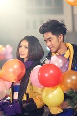 组图：戚薇袁成杰炫彩圣诞节 温暖情侣装秀甜蜜