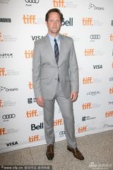 组图：《魔鬼绳结》首映 威瑟斯彭性感露乳沟