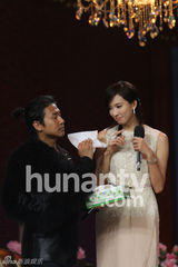 组图：林志玲《天天向上》跳骑马舞强吻欧弟