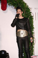 组图：吴建豪亮相宣传新专辑 否认秘婚传闻