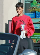 组图：蕾哈娜与男友兜风 卫衣翘臀似甜美小野猫