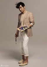 组图：郭晓冬杂志大片造型多变 时尚达人气场十足