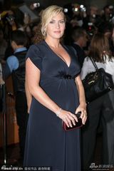 组图：布洛林撑《劳工》首映 温斯莱特深V秀沟