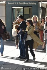 组图：娜塔丽波特曼与丈夫晒恩爱 小宝宝后背走光