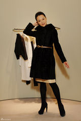 高清图：吕薇米兰街头演绎时尚 变身名模气质出众