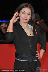 幻灯图：《孩子们没事》首映 朱丽安-摩尔黑裙性感