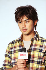 组图：陈柏霖携手陈意涵亮相代言清新时尚