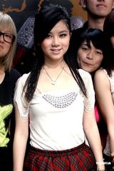 高清组图：邓紫棋北京签售 现场投入演唱新歌