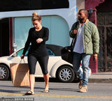 组图：卡戴珊丸子头素颜出镜 着紧身衣身材肥硕