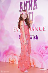 组图：周杰伦女友昆凌靓丽代言 为违规停车道歉