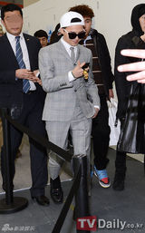 组图：GD亮相时装周 鸭舌帽混搭格纹西装