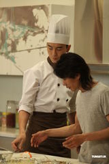 组图：《爱的蜜方》组织探班 郑元畅现场秀厨艺