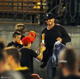 高清组图：贝克汉姆带三个儿子迪斯尼乐园游玩