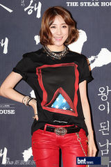 组图：李秉宪韩孝珠等亮相《光海》红毯秀