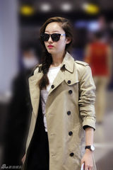 组图：蒋梦婕潮装现身机场 为新片宣传马不停蹄