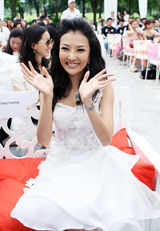 高清图：马来西亚艺人童冰玉百万“嫁”星梦娱乐