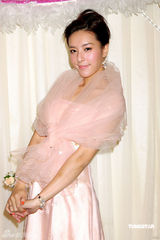 幻灯组图：唐宁着桃红婚纱扮新娘 伴娘杨爱瑾秀粉嫩