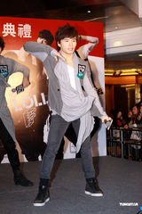 组图：棒棒堂男孩出席活动 獒犬被曝曾被粉丝强吻