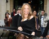 组图：玛丽亚-凯莉与老公机场秀恩爱 大秀性感乳沟